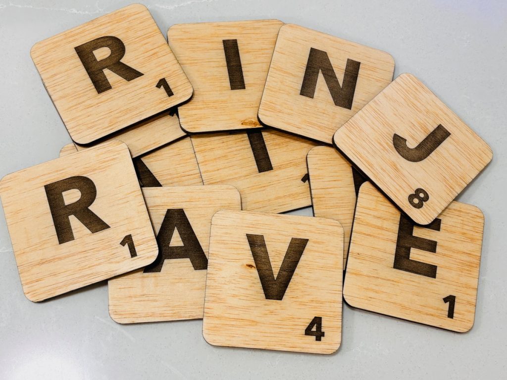 Fitxes de Scrabble de fusta per a paret apilades