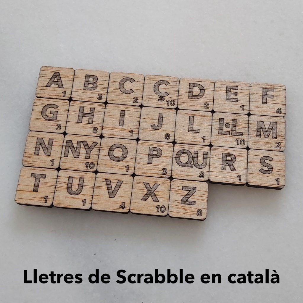 Fitxes de Scrabble per a paret en català