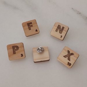 Pins amb fitxes de lletres d'Scrabble